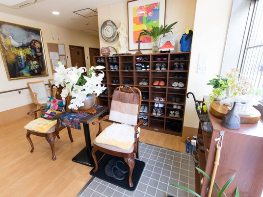 エントランスの靴棚と椅子