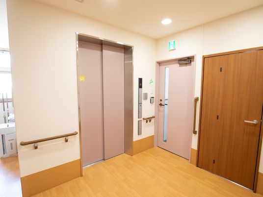 清潔な施設のエレベーター