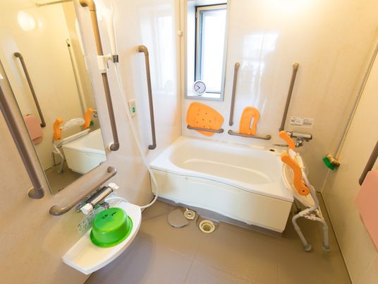 バリアフリー設計の浴室