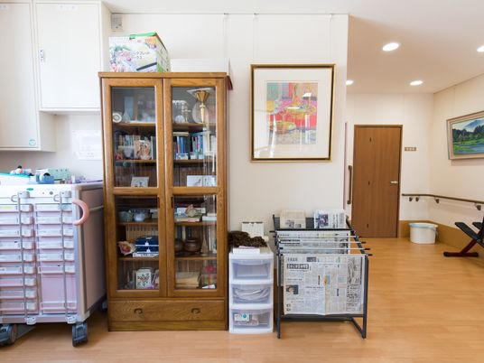 居室の家具と新聞ラック