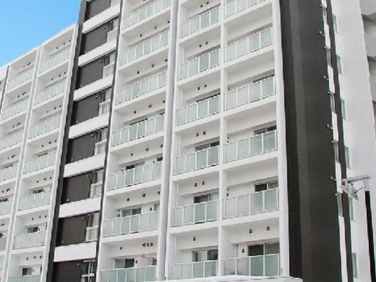 白い外観の建物外観  