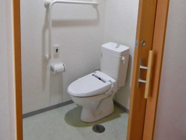 手すり付き清潔なトイレ