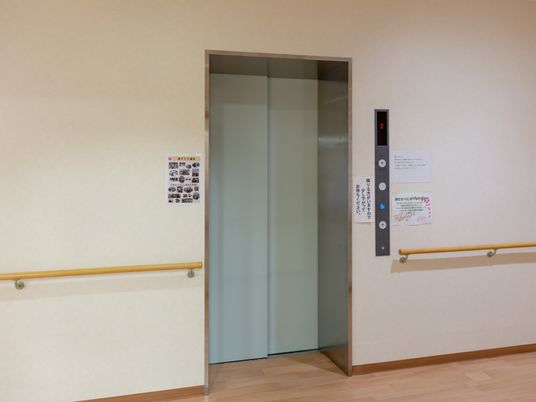 手すり付き廊下のエレベーター