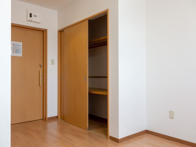 居室の洋室クローゼット 居室 整然とした居室の収納スペースが広々としており、個々の荷物をきれいに保管できる環境が整っています。