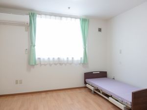 明るい個室の居室