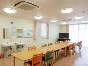 共有スペースの明るい部屋