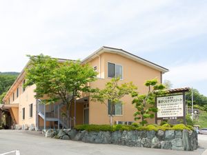 明るい外観の施設