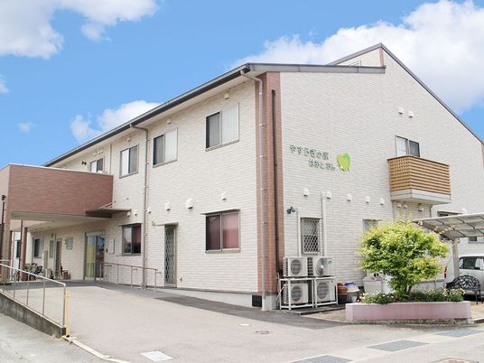 明るい外観の建物  