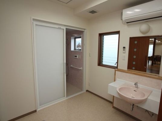 居室の洗面台と入口
