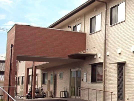 レンガ色の建物のエントランス