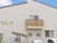 白い外壁の建物外観  