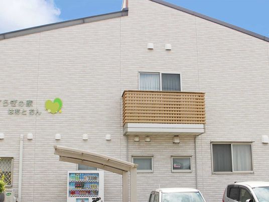 白い外壁の建物外観  