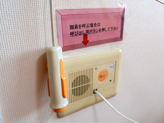 呼び出しボタンの壁面