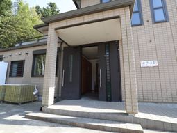 明るいエントランスの外観