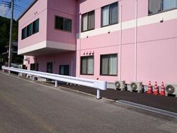 ピンクの建物の外観