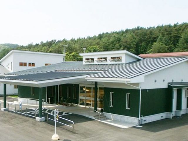 建物の外観 外観   落ち着いた色合いの平屋建てで、正面に大きなひさしがある外観です。車寄せやスロープが見え、出入りしやすい印象です。