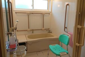 安全な手すり付き浴室