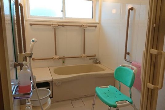 安全な手すり付き浴室
