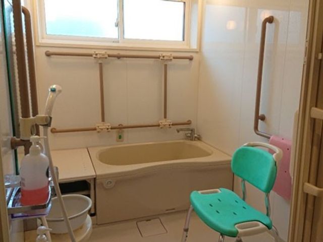 安全な手すり付き浴室 浴室 手すりやシャワーチェアが設置された、安心してご利用いただける清潔な浴室です。