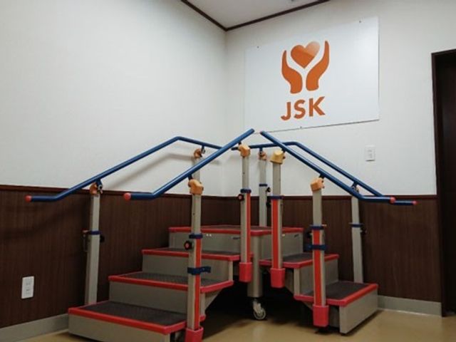 機能訓練室 機能訓練室 明るく清潔な空間で、専用の訓練器具を用いたリハビリテーションが受けられます。安定したバーがサポートを提供します。