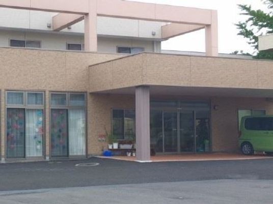 明るいエントランスの外観