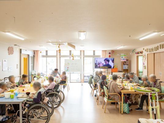 明るい食堂の風景