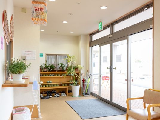 エントランスの植物と椅子