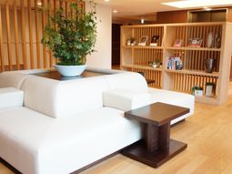 白いソファと木製棚のラウンジ