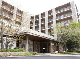 モダンな外観の建物