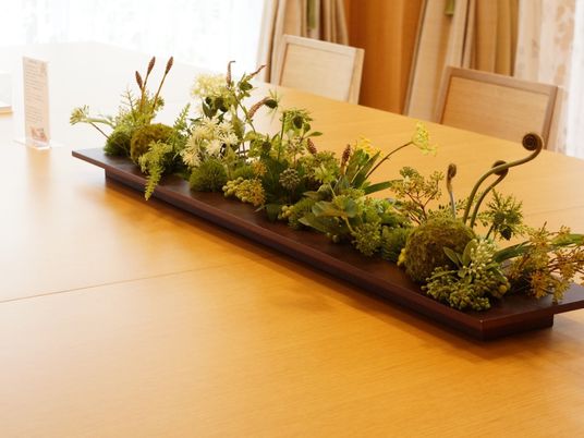 植物が飾られたテーブル