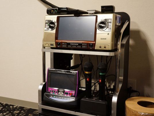 カラオケ機器のアップ