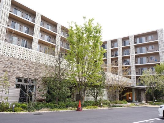 緑豊かな建物外観
