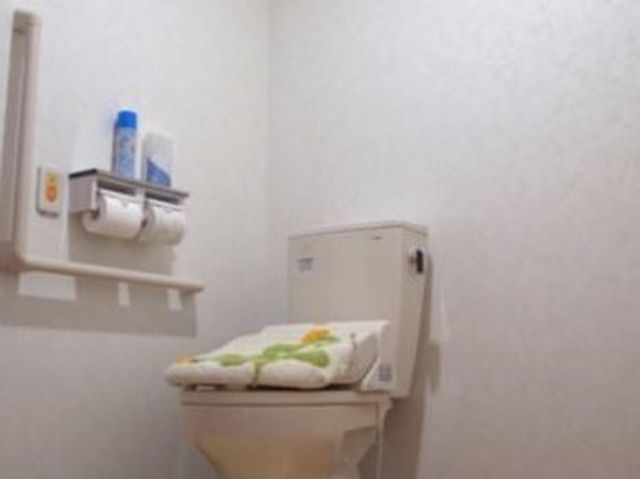 手すり付き清潔なトイレ トイレ 安全な手すりが設置されたトイレです。バリアフリー設計で、どなたも安心してご使用いただけます。