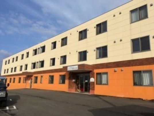 オレンジ色の建物とエントランス