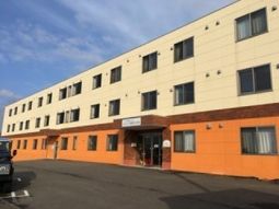 明るい外壁の建物入口