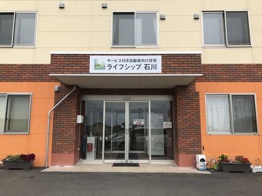 施設の正面玄関  