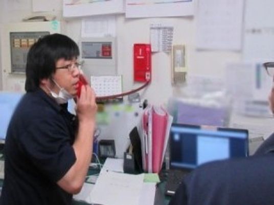 職員のいる事務室  
