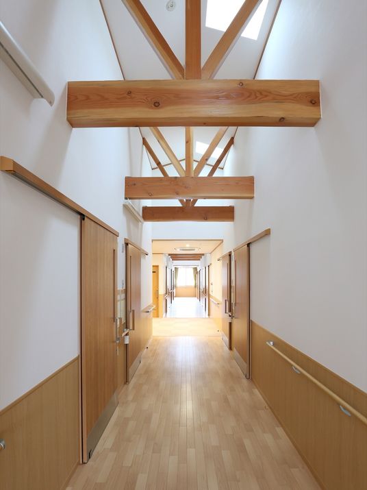 木目調の美しい廊下