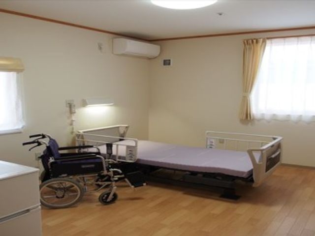 明るい個室の居室 居室 ゆったりとしたスペースのある居室で、快適な一人暮らしが実現します。日差しが差し込む窓や、動きやすい間取りが特長です。