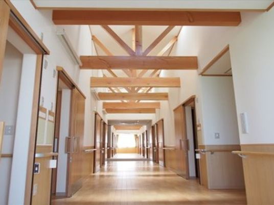 木目調の温かい廊下