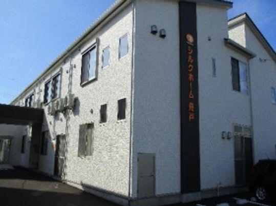 明るい施設の外観