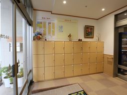 受付付近のロッカーと案内板