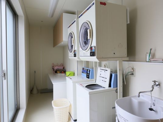 洗濯機と洗面台のある空間