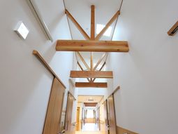 木製の梁が特徴的な廊下