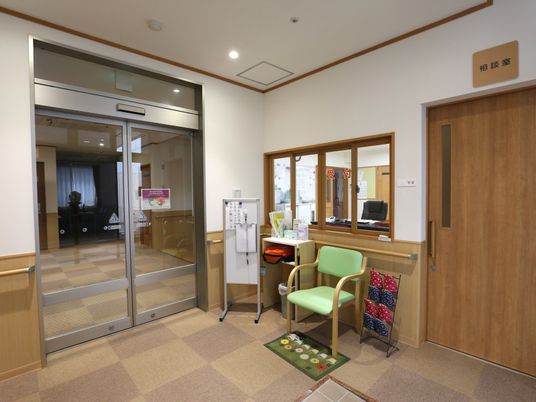 受付エリアの清潔な空間