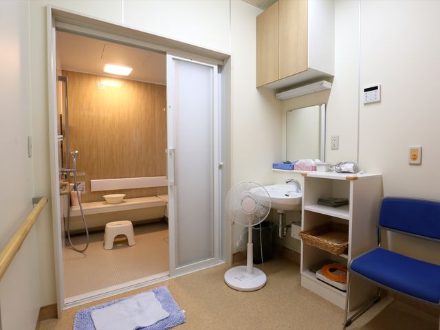 居室の手洗いスペース 脱衣所 清潔感のある居室には、手洗いや身支度に必要な設備が整っており、快適な日々をサポートします。