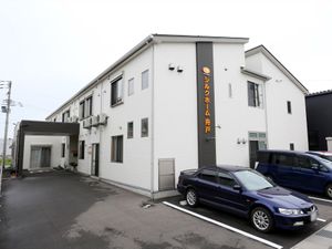 白い壁の外観