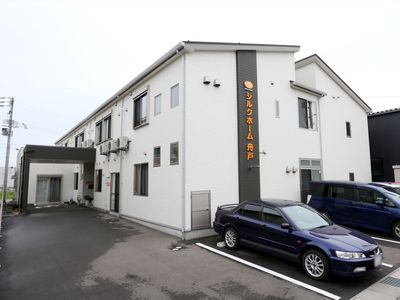 白い壁の外観