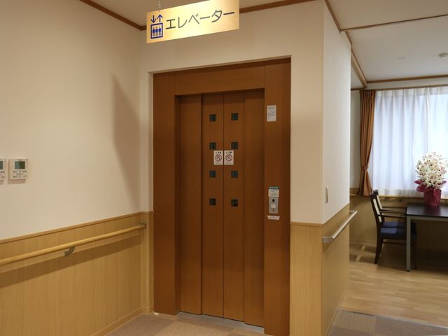 エレベーターと廊下 エレベーター 広々とした廊下に面したエレベーターで、利用しやすい設計になっています。堅牢で品のある造りは、働く環境の良さを感じさせます。