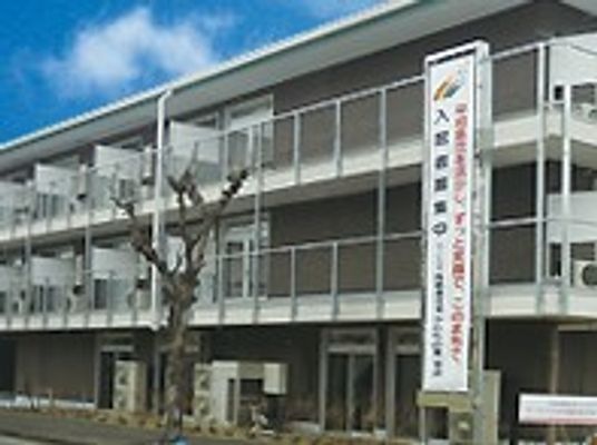 明るい日差しの外観